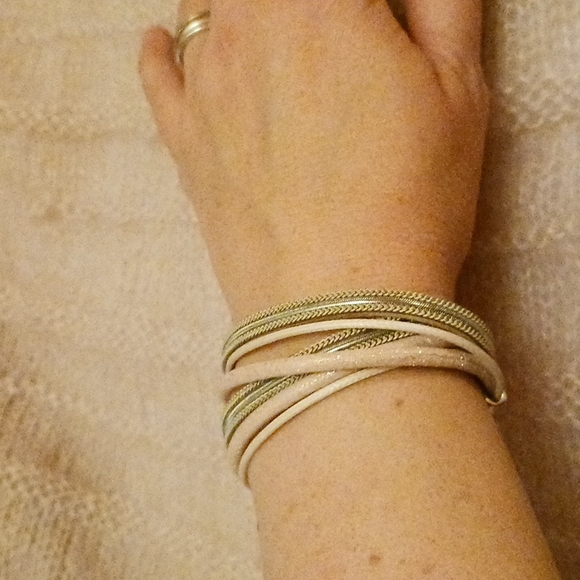 Pink wrap-around bracelet - Picture 3 of 4